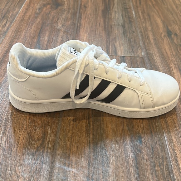 Black and white womens adidas sneakers - Picture 5 of 8